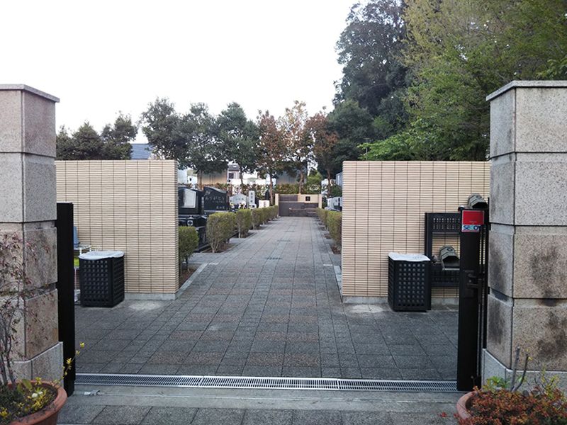 川口光輪メモリアル 永代供養墓「光」　園内エントランス