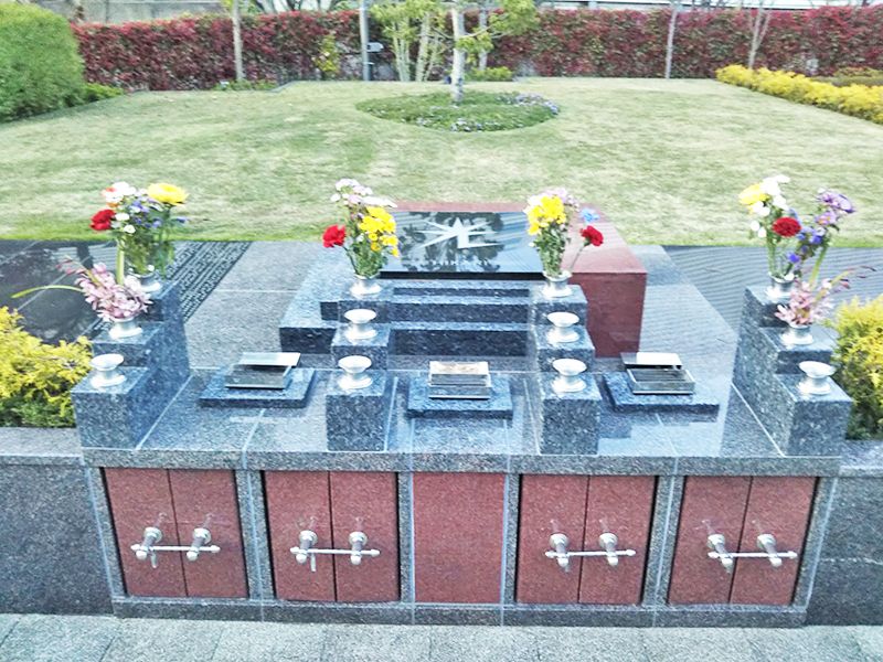 川口光輪メモリアル 永代供養墓「光」　樹木葬「光」献花台の様子