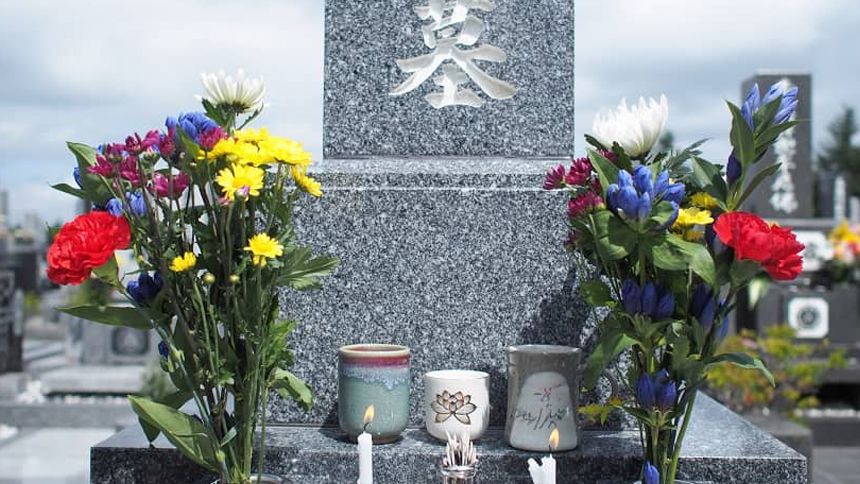お墓参りの花を選ぶポイント!種類やタブーを知りお供えをしよう