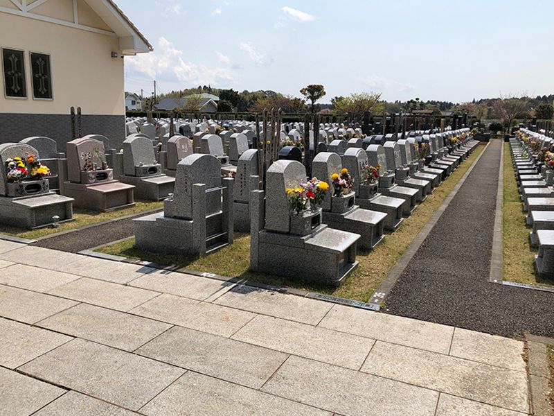 香華院第２千葉東霊苑　お花が供えられた洋型墓石