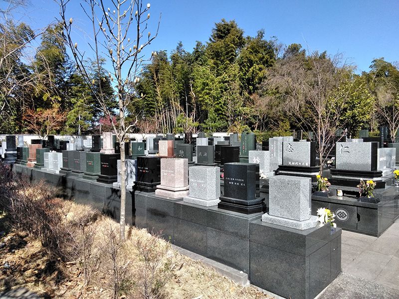 川口草加霊園 はじまりの杜　様々な色の墓石