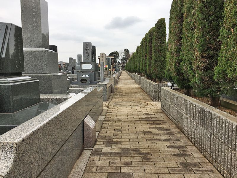 昌平寺 第三武蔵野墓苑　まっすぐな煉瓦敷きの参道