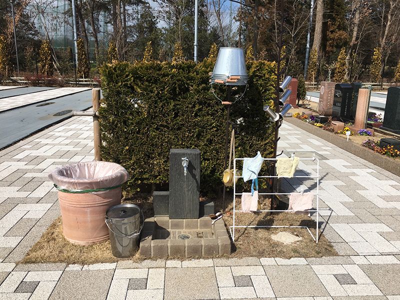 やすらぎの花の里 所沢西武霊園　水場には掃除用具も完備