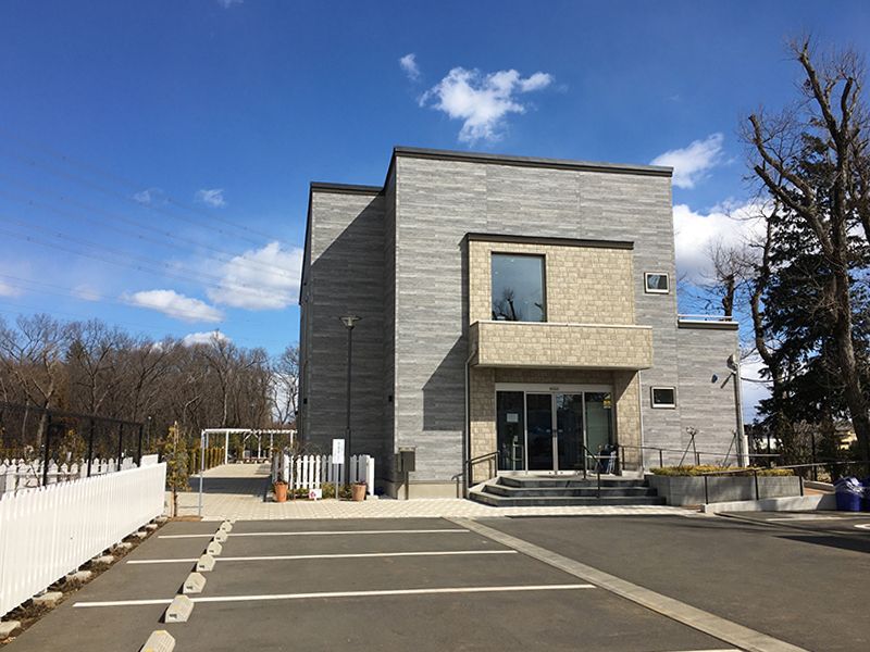 やすらぎの花の里 所沢西武霊園　駐車場に隣接した管理棟