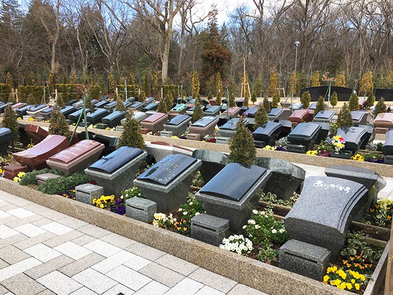 やすらぎの花の里 所沢西武霊園　花が添えられた墓石