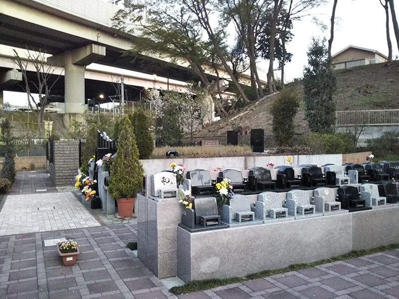 川口 永久の絆　広く平坦な参道と墓域