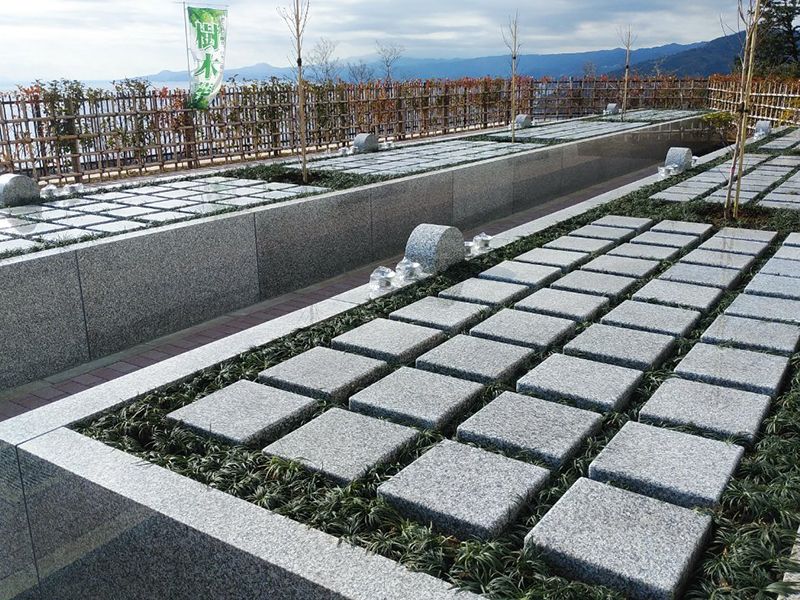 空と海 新・吉祥公園墓地　植栽に囲まれた「ペアーライフ」