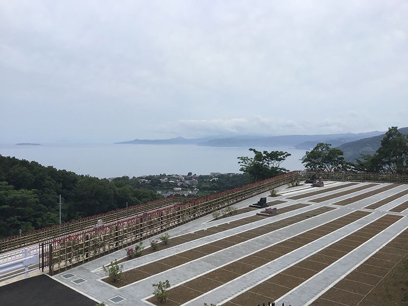 空と海 新・吉祥公園墓地　平坦に整備された参道