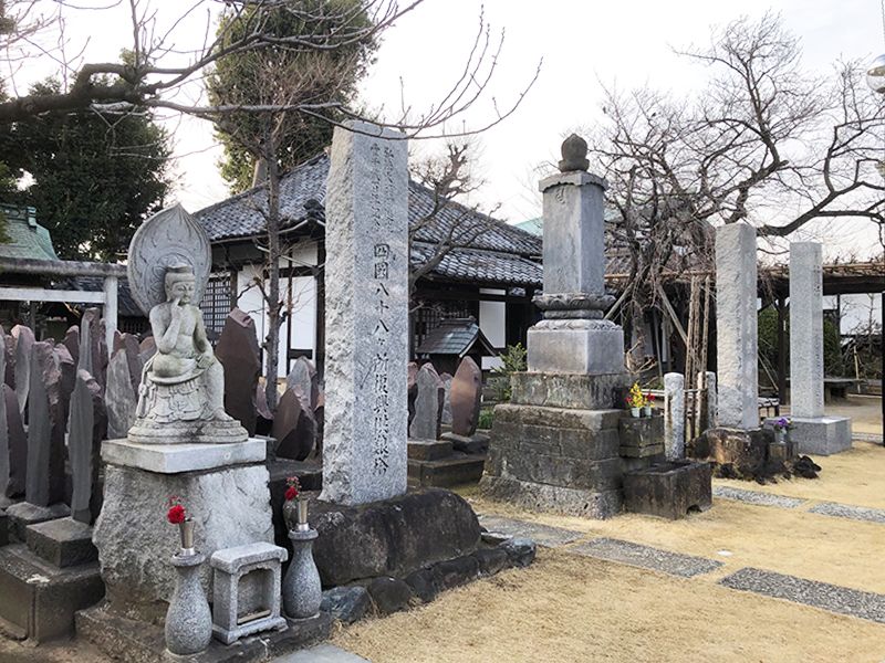 善應寺まほろばの庵 永代供養墓「足立祖房」　園内にある観音像と石碑