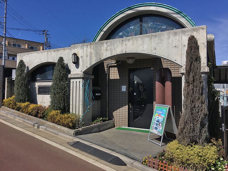 板橋向原浄苑　現代的で街中にもなじむエントランス