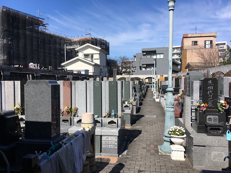 板橋向原浄苑　全体的に明るい雰囲気の苑内