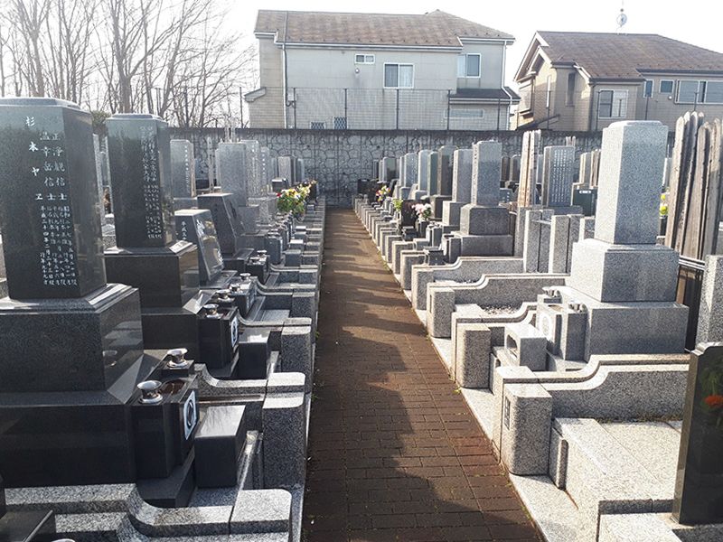 多摩の郷　きれいに区画された墓域