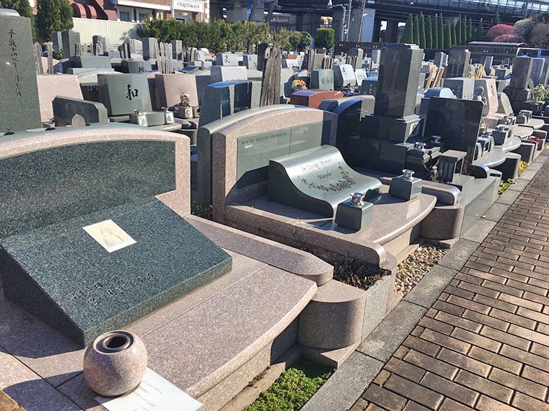 メモリアルガーデン調布 永代供養墓「悠久の丘」　様々な墓石が並ぶ墓域
