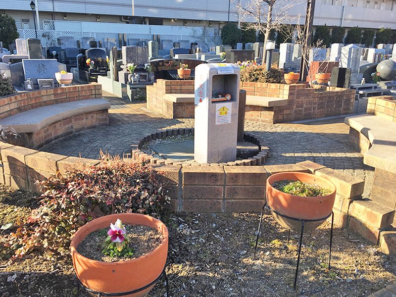 メモリアルガーデン調布 永代供養墓「悠久の丘」　墓域内花壇と休憩ベンチ