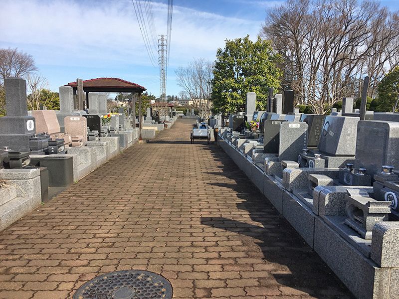 所沢欅聖地霊園　広く平坦な参道