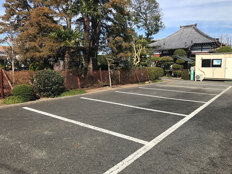 越谷樹木葬墓地　広いバリアフリーの駐車場