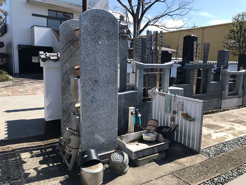 メモリアルガーデン新里　水場には桶や掃除用具を完備