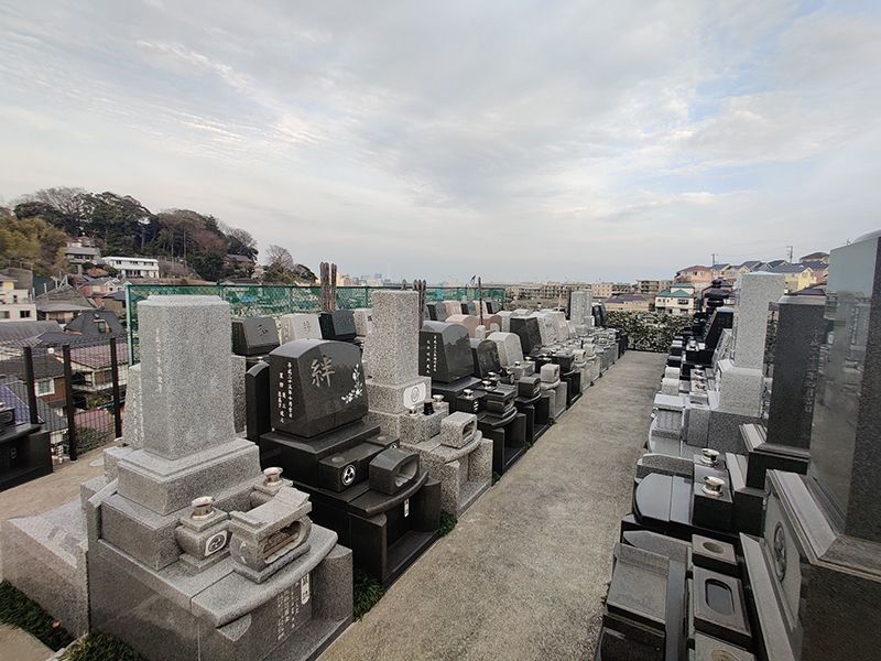 磯子の丘　高台にある墓域