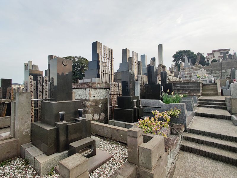 磯子の丘　段差を利用した整理された墓域