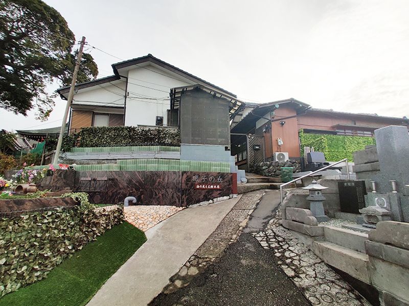 磯子の丘　坂の上の霊園入り口