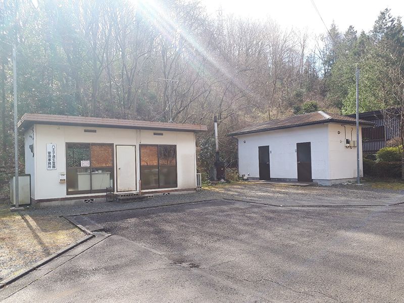 八王子道玄霊園　日差しが差し込む管理事務所