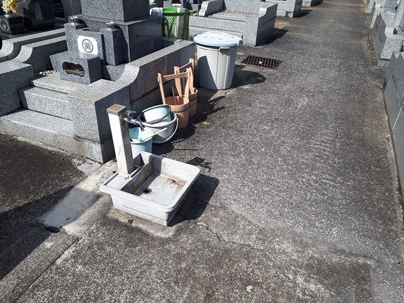八王子道玄霊園　水場と掃除用具