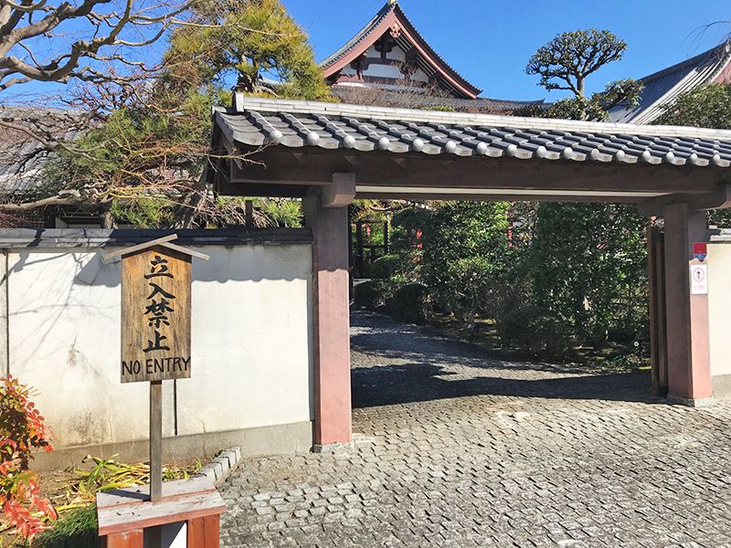 芝公園墓苑　石畳の入口