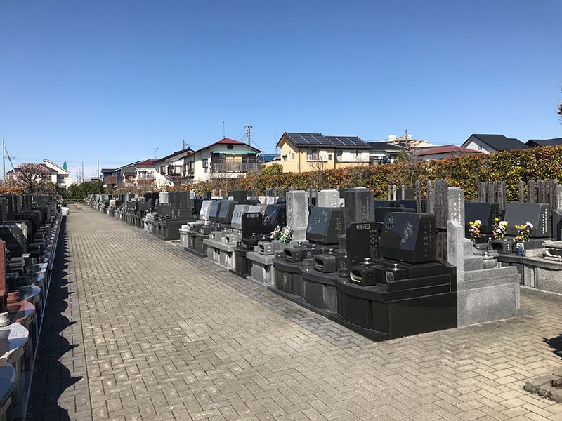 第二草加聖地霊園 毛長の里　和型・洋型の墓石が混在