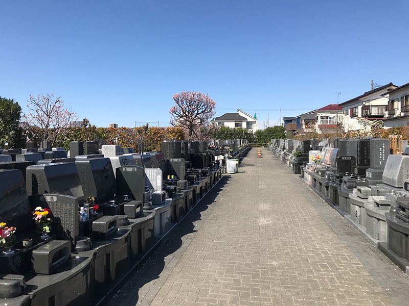 第二草加聖地霊園 毛長の里　広々とした参道