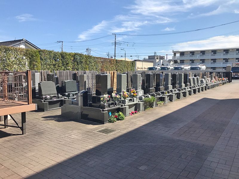 草加聖地霊園　平坦で歩きやすい参道