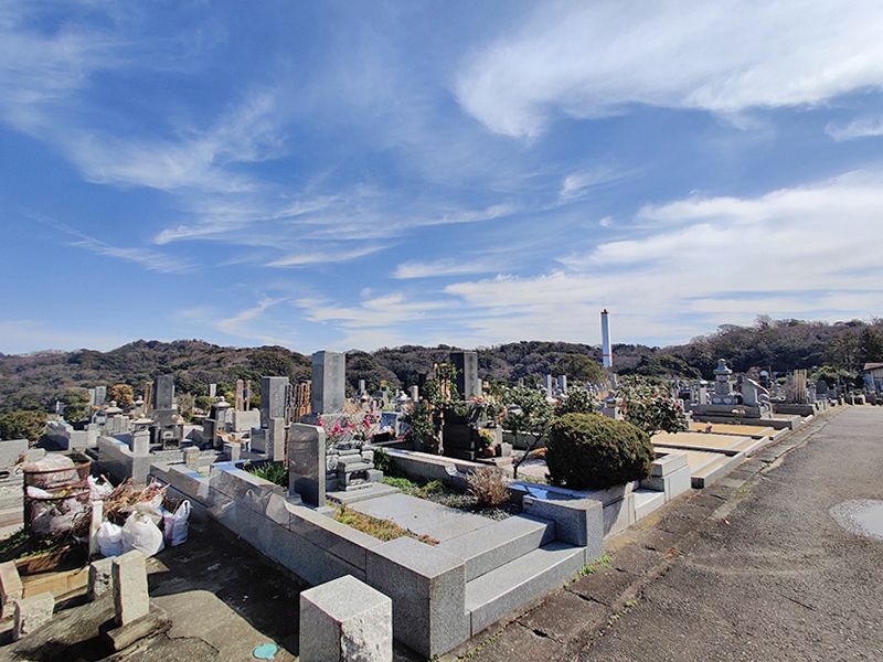 材木座霊園　眼下に山々を見下ろすことできる園内