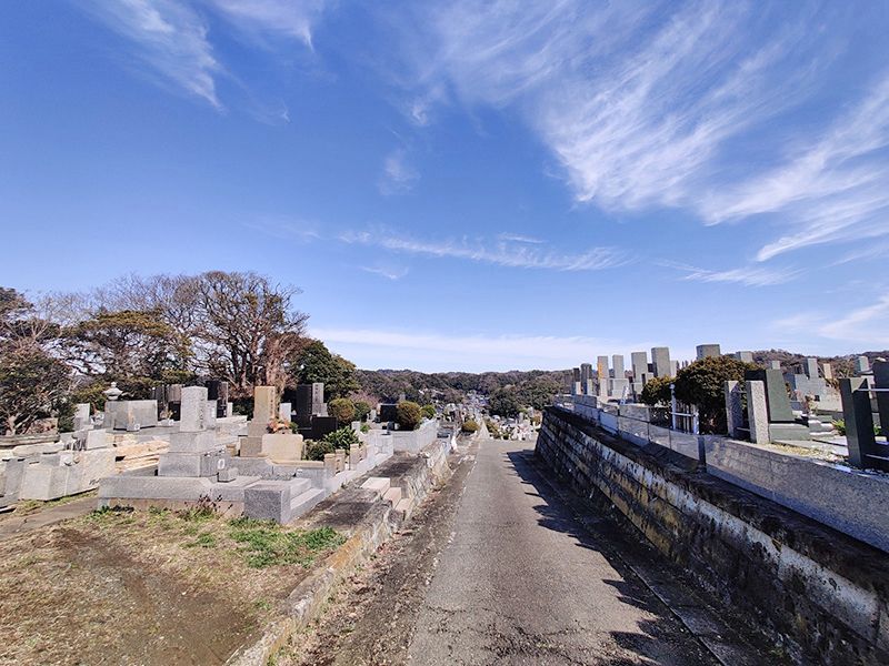 材木座霊園　広い参道から望める自然豊かな墓域