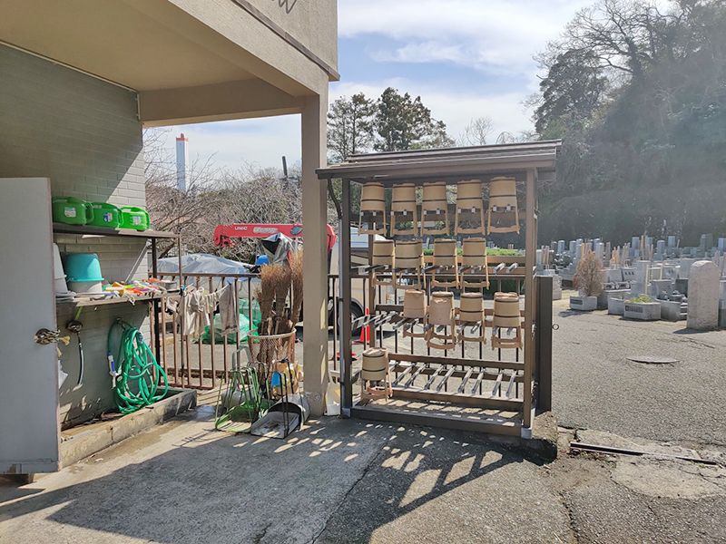 材木座霊園　墓域のすぐそばに水汲み場