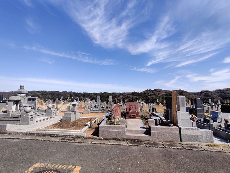 材木座霊園　空の広さが感じられる墓域
