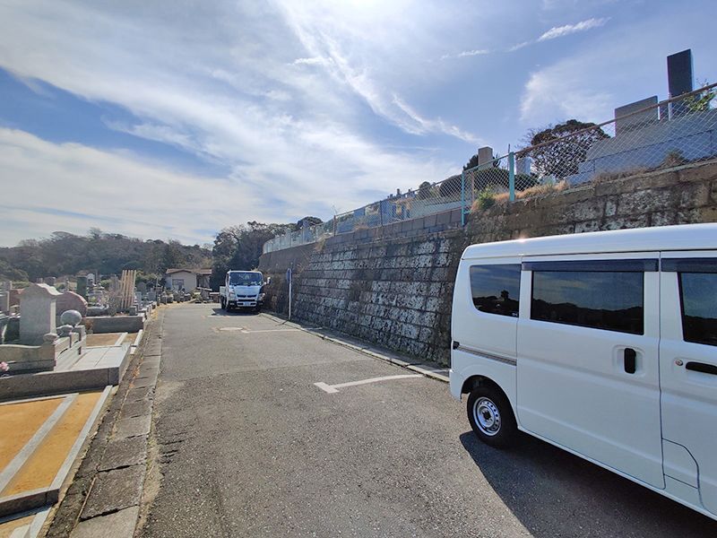材木座霊園　道路わきにも駐車可能