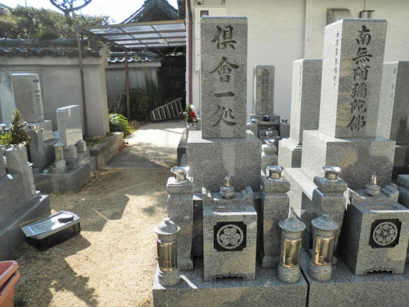 恩楽寺霊苑　日の当たる墓域