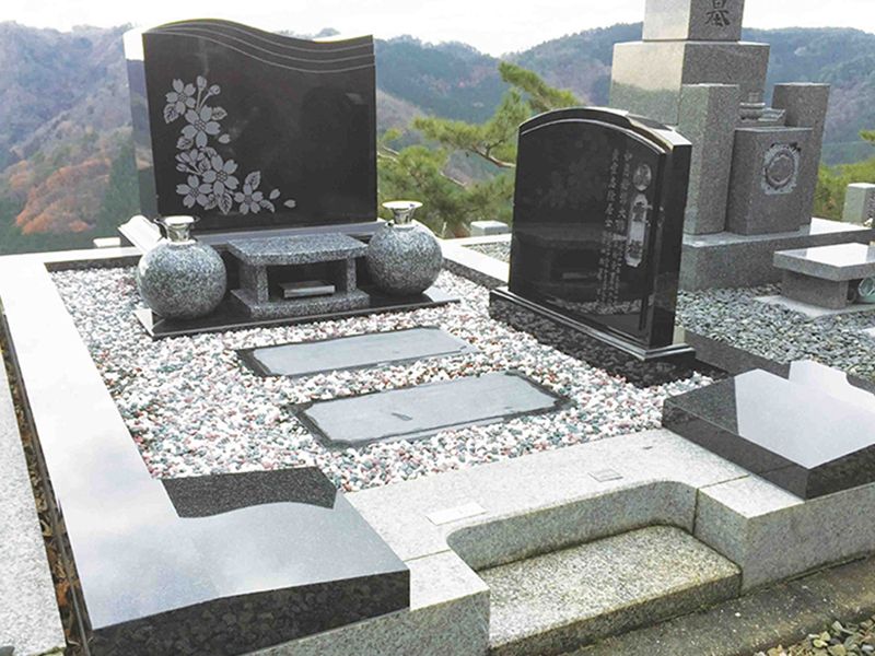 大阪北摂霊園　デザイン性の高い墓石