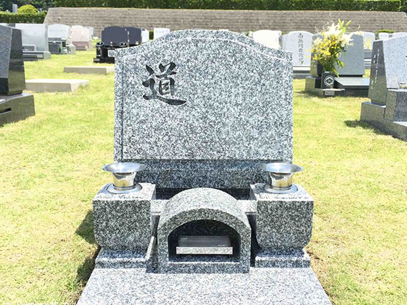 大阪北摂霊園　芝生墓所にある洋型墓石