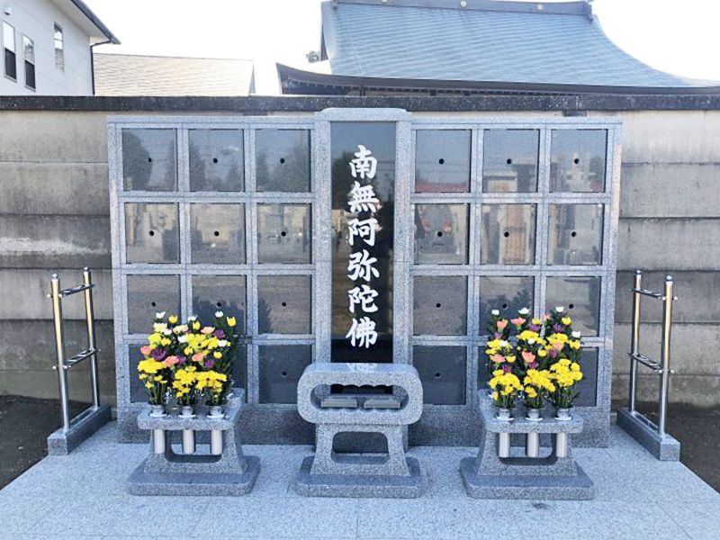 源光寺 のうこつぼ　御影石が美しい墓石