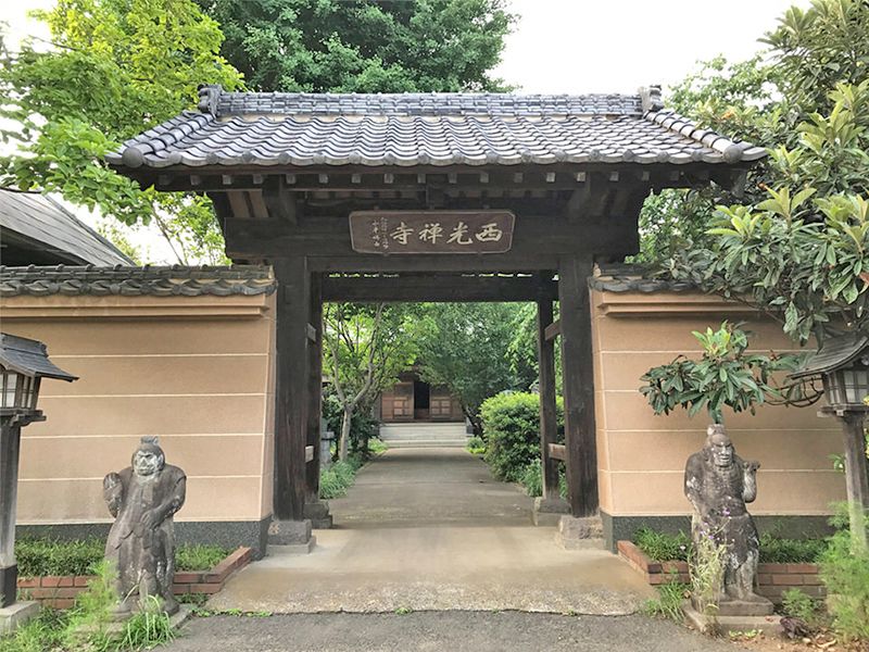 西光寺 のうこつぼ　清潔感がある山門