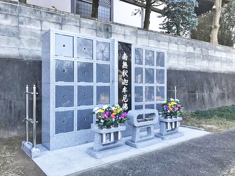 西光寺 のうこつぼ　花が添えられた献花台