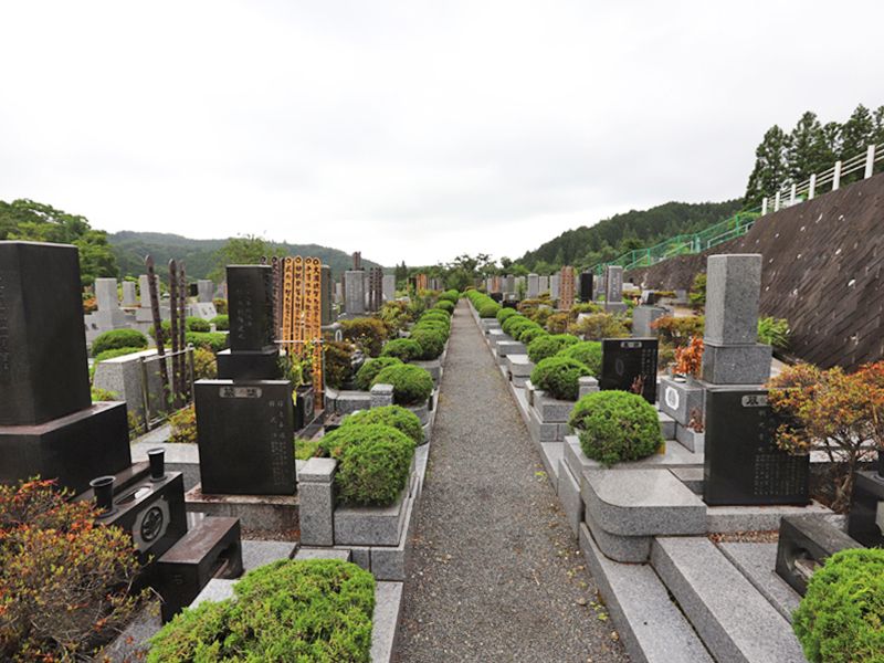 福寿霊園　様々な墓石が並ぶ墓域