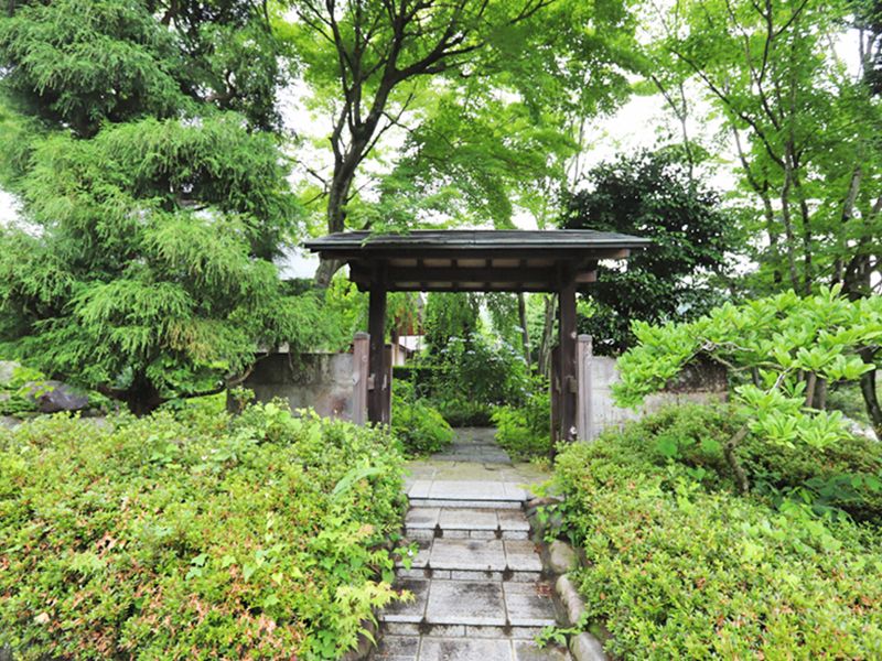 福寿霊園　自然に囲まれた門