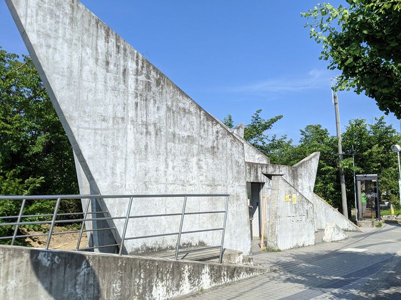 泉佐野市公園墓地　墓地内トイレ