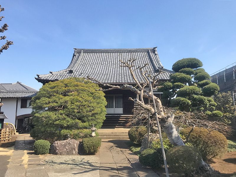烏山中央浄苑　整えられた庭園と本堂