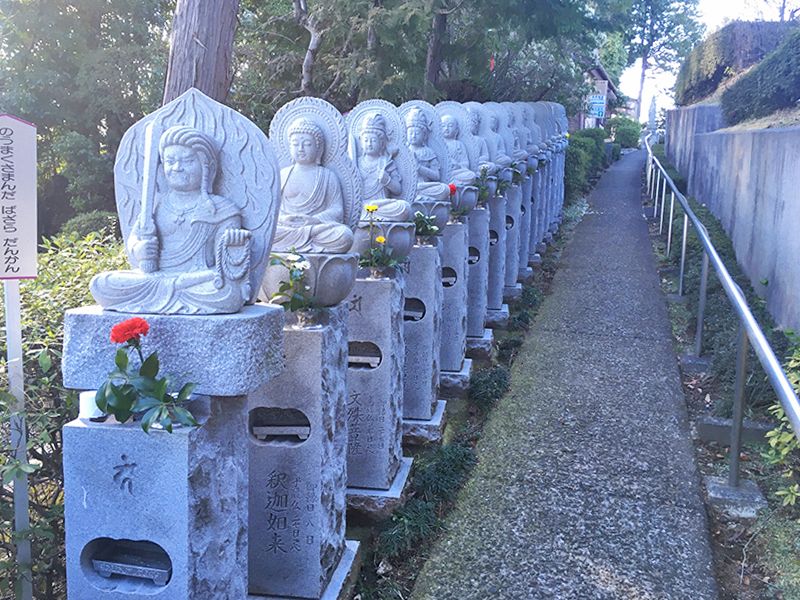 メモリアルパーク吉祥天　仏像が並ぶ坂道