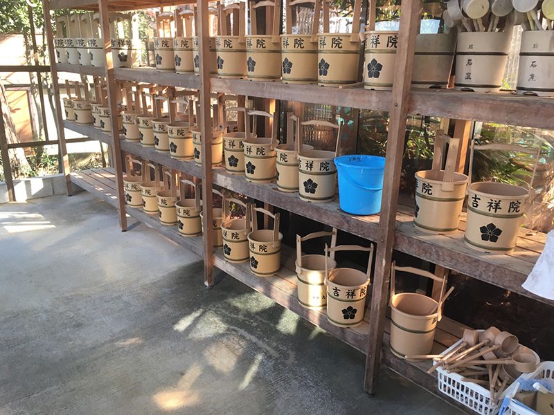 メモリアルパーク吉祥天　用意されている桶と杓子