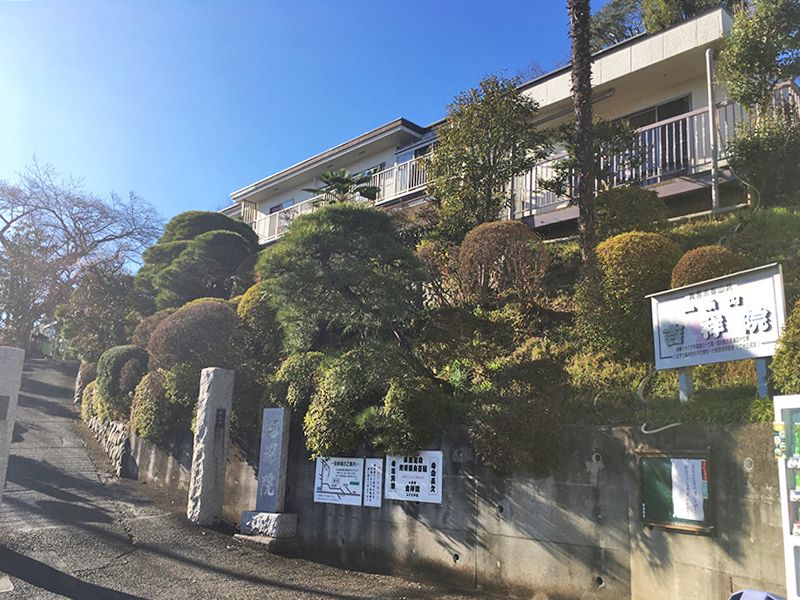 メモリアルパーク吉祥天　植栽が美しい入口