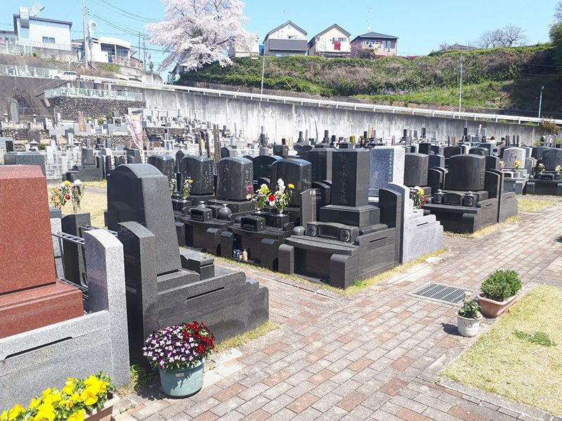 メモリアルパーククラウドあきる野　水はけがよい参道