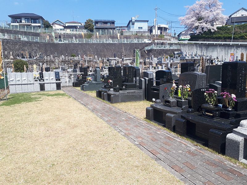 メモリアルパーククラウドあきる野　様々な墓石が混在